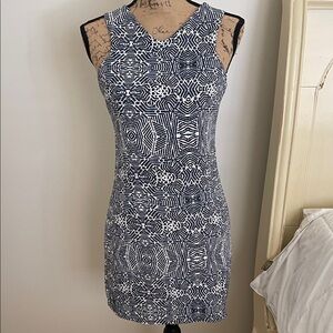 Tinley Sleeveless Geometric Pattern Dress - size S, EUC